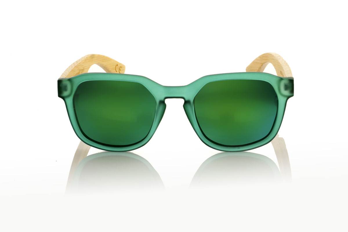 Wood eyewear of Maple MOON GREEN. MOON GREEN sunglasses are the freshness you are looking for to complete your look. With a hexagonal frame in an eye-catching matte transparent green, these glasses are the definition of unique style. The temples, made of maple wood, add that natural and subtle touch, making each pair something special. The combination is not only visually attractive, but also comfortable and practical for everyday use. Whether for a walk through the city or a getaway to nature, the MOON GREEN accompanies you with style and protection. Front measurement: 148x50mm. Caliber: 53. for Wholesale & Retail | Root Sunglasses® 